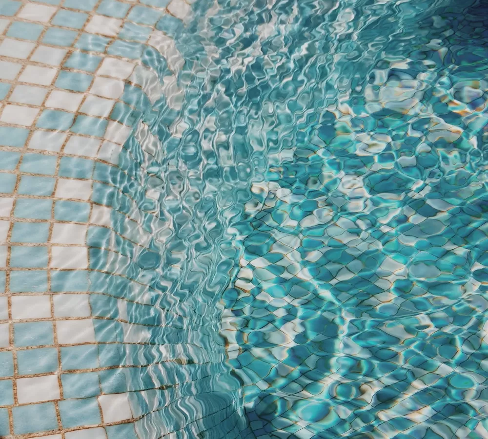 swimming pool in Orlando, Florida heated by solar pool heating panels